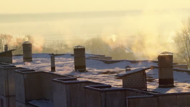 Пар из вентиляционных труб дома выходит зимой в морозном воздухе. Солнечное морозное утро, место для текста — стоковое видео