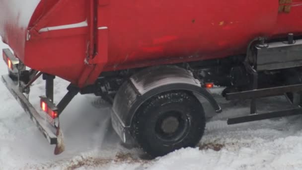 De vuilniswagen stopte in de sneeuw in de winter. Winterbanden op ijs en sneeuw, wielspin — Stockvideo