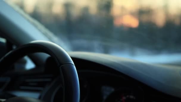 Las manos del conductor sostienen el volante al conducir un coche en invierno, de cerca. Concepto de conducción en una carretera nevada y resbaladiza, helada — Vídeos de Stock