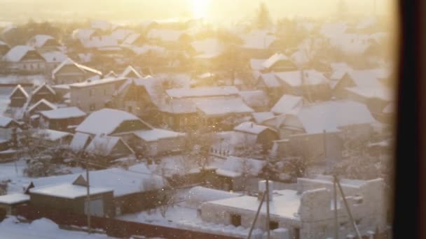 Tempestade de neve no fundo da aldeia e alvorada laranja. Manhã gelada na aldeia. Espaço de cópia para texto — Vídeo de Stock