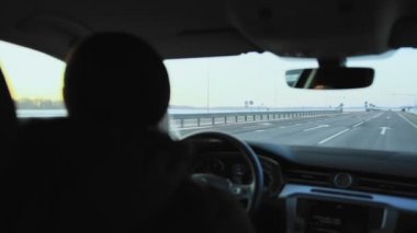 Şoför kışın otoyolda araba sürer. Kaygan kış yolu, yolculuk. Uzayı metin için kopyala. Yavaş çekim