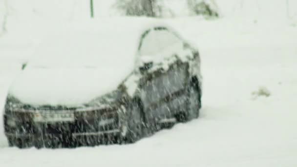 Auta pokrytá sněhem na parkovišti ve městě během sněžení. Sněhové vločky na pozadí automobilů, zaparkované — Stock video