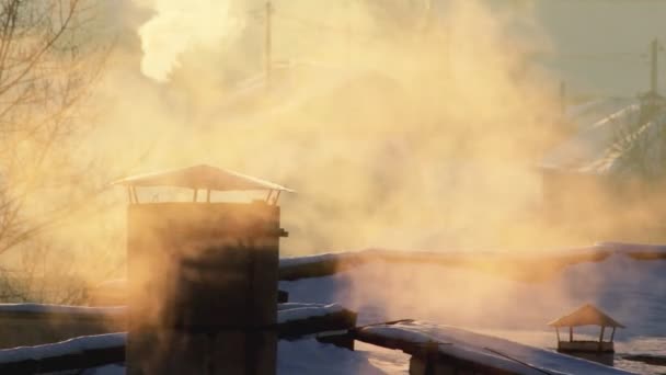 Evin havalandırma borularından çıkan buhar kışın soğuk havada dışarı çıkar. Güneşli soğuk bir sabah, metin için alanı kopyala — Stok video