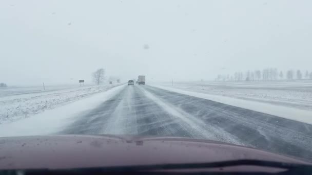 Moeilijk rijden op een gladde sneeuwweg met veel autoverkeer. Sneeuwval — Stockvideo