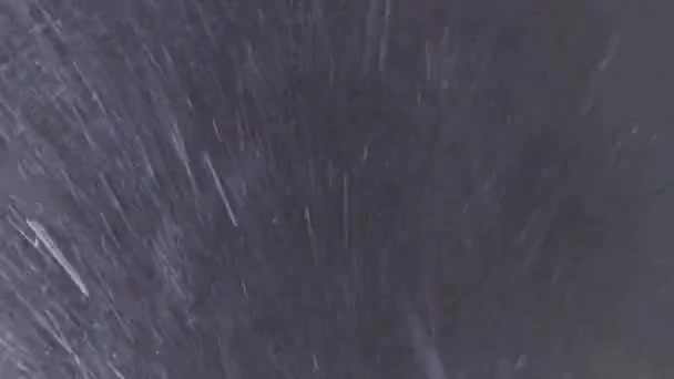 Kar fırtınası, kar taneleri rüzgarı estiren karanlık gökyüzüne karşı — Stok video