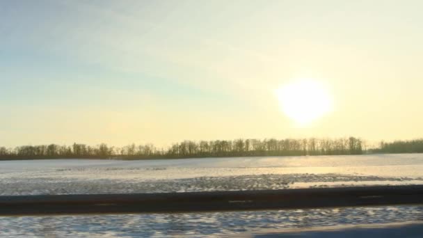 Beau paysage hivernal sur un terrain enneigé sur fond de coucher de soleil. Ligne électrique. Espace de copie pour le texte — Video
