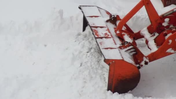 Nakladač se žlutým kbelíkem čistí cestu a odstraňuje sníh v zimě. Zařízení pro odstraňování sněhu — Stock video