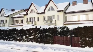 Kışın karda güzel kır evleri köyü. Soğuk güneşli bir gün