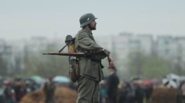 2. Dünya Savaşı sırasında Alman ordusunun Wehrmacht üniformalı sakallı askeri, 22 Haziran 1941 'de Sovyetler Birliği' ne karşı Doğu Cephesi 'nin yeniden inşası sırasında tüfekle ayakta duruyor.