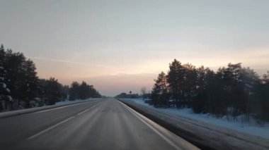 Sabahın erken saatlerinde buzdan ve kardan kaygan bir yolda şafak sökerken. Güzel, soğuk bir sabah, seyahat