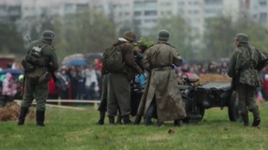 Wehrmacht üniformalı Alman askerleri 22 Haziran 1941 'de SSCB' nin yeniden inşası sırasında motosikletin yanında durup Kızıl Ordu 'ya karşı savaşa hazırlanıyorlar. BOBRUISK, BELARUS 9 Mayıs 2021