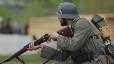 2. Dünya Savaşı sırasında Alman ordusunun Wehrmacht üniformalı sakallı askeri, Sovyetler Birliği 'nde 1941 SSCB istilasının yeniden inşası sırasında tüfek tüfeği taşıyor ve savaşa hazırlanıyor. Büyük Vatanseverlik Savaşı