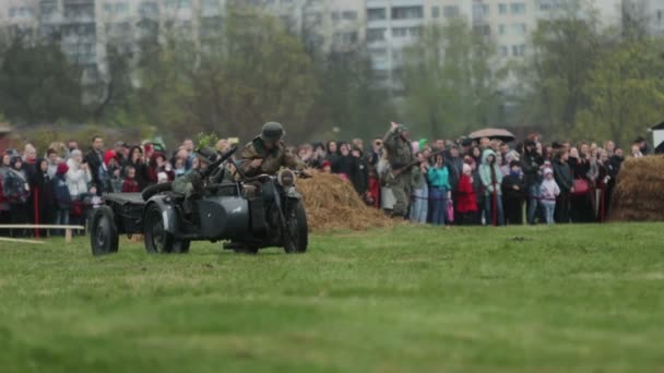 Duitse soldaten in wehrmacht uniform rijden motorfiets met zijspan en machinegeweer MG 42 tijdens de wederopbouw van de Tweede Wereldoorlog. Invasie in de Sovjet-Unie 22 juni 1941. BOBRUISK, BELARUS - mei 9 2021 — Stockvideo