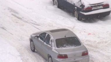BOBRUISK, BELARUS 13.02.21: kışın arkadan çekişli bir araba buzda kayar.
