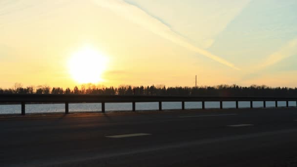 Samochody i furgonetki jeżdżą autostradą w mroźny zimowy wieczór z zachodem słońca w tle. Koncepcja ruchu drogowego i transportu pasażerskiego. Kopiuj miejsce na tekst — Wideo stockowe