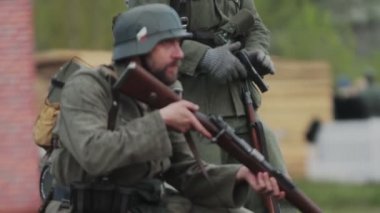 II. Dünya Savaşı sırasında Alman ordusunun Wehrmacht üniformalı sakallı askeri, Sovyetler Birliği 'nde 1941 SSCB' nin yeniden inşası sırasında el hareketi ve savaşa hazırlanıyor.
