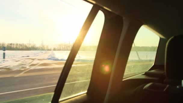 Vue de la fenêtre de la voiture sur la nature hivernale en mouvement. demi-tour sur l'autoroute — Video