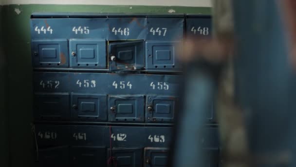 Velho metal quebrado caixas de correio na entrada, close-up — Vídeo de Stock