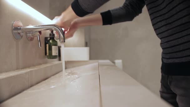 Een man wast zijn handen met vloeibare zeep in een openbaar toilet. Handhygiëne door infectie en ziektekiemen, close-up — Stockvideo