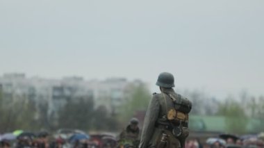 Alman ordu üniformalı Wehrmacht askeri, 22 Haziran 1941 'de Sovyetler Birliği' ne karşı Doğu Cephesi 2. Dünya Savaşı 'nda Sovyetler Birliği' nin yeniden inşası sırasında tüfekle ayakta duruyor. Savaştan önce