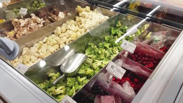 Donmuş böğürtlen, lahana, mantar ve brokoli bir market hipermarketinde satılıyor. — Stok video