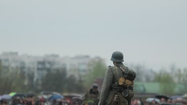 Солдат вермахта в немецкой военной форме стоит с винтовкой во время реконструкции вторжения в СССР 22 июня 1941 года во время Второй мировой войны на Восточном фронте против Советского Союза. Перед битвой — стоковое видео