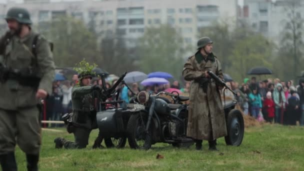 Tentara Jerman dalam seragam Wehrmacht mengangkut peluru ke senapan mesin MG 42 pada sepeda motor untuk pertempuran selama rekonstruksi invasi ke Uni Soviet 22 Juni 1941. BOBRUISK, BELARUS 9 Mei 2021 — Stok Video