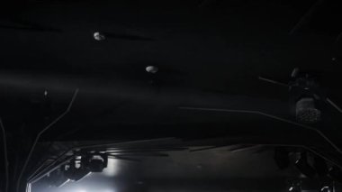 Bir gece kulübünde aydınlanma. Çok renkli ışıklar, hafif müzik, güzel manzara, arka plan. Festival