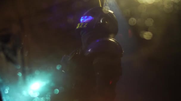Cyberpunk framtid. Polisman Halvman Bionic Cyborg lyser ficklampa genom vindrutan och torkar fönster futuristiska bil, polis letar efter inkräktare flykting eller olaglig invandrare på natten — Stockvideo