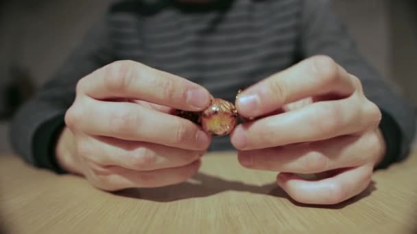 한 남자가 과자를 손에 쥐고 는 달콤 한 이를만진다. 클로즈업 — 비디오