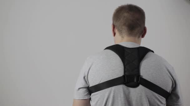 Orthopädisches Korsett für den Rücken der Wirbelsäule. Behandlung von Rückenschmerzen. Kopierraum für Text — Stockvideo