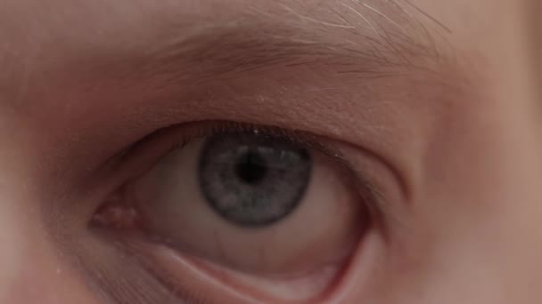 Occhio umano sporgente. Emozioni di sorpresa e ansia, macro — Video Stock