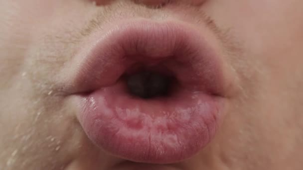 Unshaven uomo fa labbra con un bacio, macro — Video Stock