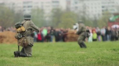 Alman üniformalı Wehrmacht askeri 22 Haziran 1941 'de 2. Dünya Savaşı' nda SSCB 'ye yapılan saldırı sırasında tüfeğini doldurdu ve ateş açtı. Sovyetler Birliği 'nde Büyük Vatanseverlik Savaşı
