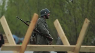 22 Haziran 1941 'de SSCB' nin yeniden inşası sırasında, Alman askeri üniformalı iki muhafız birbirleriyle tetikte konuşuyorlar. 2. Dünya Savaşı. BOBRUISK, BELARUS, 9 Mayıs 2021.