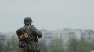 Nöbetçi muhafız Wehrmacht, Alman askeri üniformalı asker 22 Haziran 1941 'de Sovyetler Birliği' nin doğu cephesindeki 2. Dünya Savaşı 'nda Sovyetler Birliği' ne karşı işgalin yeniden inşası sırasında bir muharebe bekliyor.