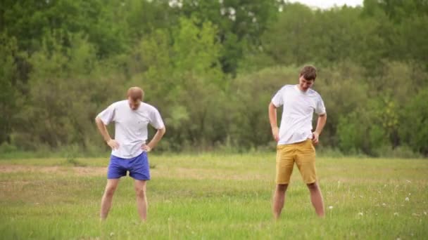 Δύο νεαροί πάνε για στίβο το καλοκαίρι. Υγιεινός τρόπος ζωής και σπορ έννοια, time lapse, φόντο — Αρχείο Βίντεο