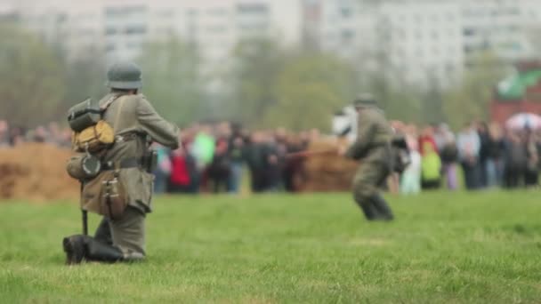 Солдат вермахта в немецкой военной форме заряжает винтовку и стреляет из огнестрельного оружия во время боевой реконструкции вторжения в СССР 22 июня 1941 года во время Второй мировой войны. Великой Отечественной войны в СССР — стоковое видео