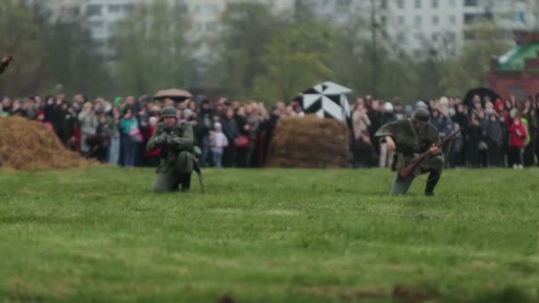 Němečtí vojáci Wehrmachtu střílejí z pušek a útočí během rekonstrukce druhé světové války na východní frontě. Invaze do SSSR Sovětský svaz 22. června1941. Bitva. BOBRUISK, BELARUS - 9. května 2021 — Stock video