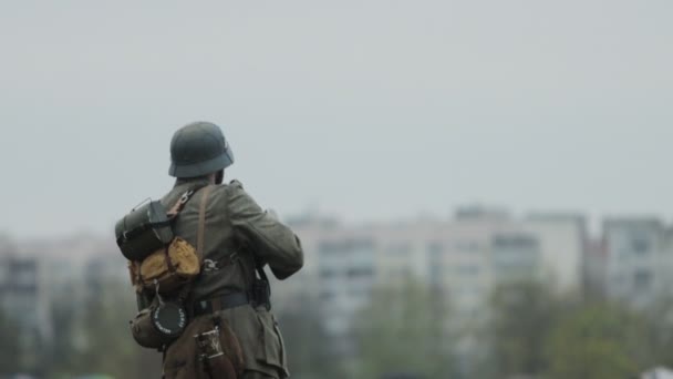 Stráž stráží Wehrmachtu vousatý voják v německé armádní uniformě čeká na bitvu během rekonstrukce invaze do SSSR 22. června 1941 na druhé světové válce na východní frontě proti Sovětskému svazu - Stock záběr