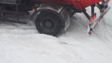 Çöp kamyonu kışın karda durdu. Buz ve kar üzerinde kış lastikleri, tekerlekler