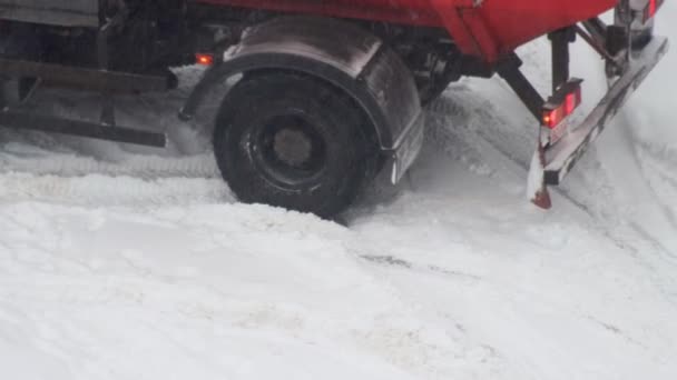 쓰레기 트럭은 겨울에 눈 속에서 정지되었다. 얼음 과 눈 위에 있는 겨울 타이어, 손바퀴 — 비디오