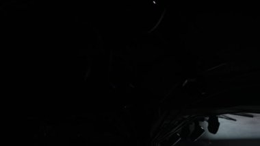 Bir gece kulübünde aydınlanma. Çok renkli ışıklar, hafif müzik, güzel manzara, arka plan. Festival