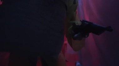 Siberpunk gelecek konsepti. Dişi yarı robot biyonik cyborg konteynırı alır, kapağı açar ve kırmızı ışıkla odanın içine bakar. Bilim kurgu sahnesi, fantezi. Yarının dünyası. Sette.
