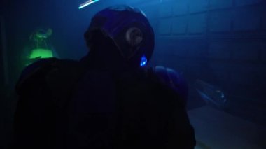 Siberpunk 'ın geleceği. Polis memuru Half man biyonik cyborg, yoldan geçenlere kaçak göçmen, kaçak, bilim kurgu sahnesi, fantezi görüp görmediğini soruyor. Yarının dünyası. Gece sokağı, yağmur