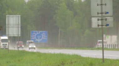 Bobruisk-Minsk Yolu, BELARUS - 19 Mayıs 2021: Islak havada, arka planda farlar ve arka planda araba kullanan yarı karavan ve yolcu araçları trafiği