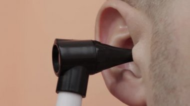 İnsan kulağını otolaringolojide endoskopla kontrol etmek. Metin ve tanı için boşluk kopyala