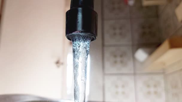 L'acqua del rubinetto scorre al rallentatore. Costo e tariffe dell'acqua, risparmio idrico, primo piano. Contesto — Video Stock