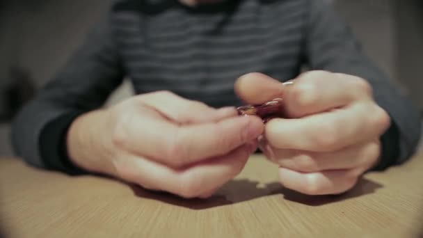 Muž rozbalí čokoládovou tyčinku a zblízka ji sní. — Stock video