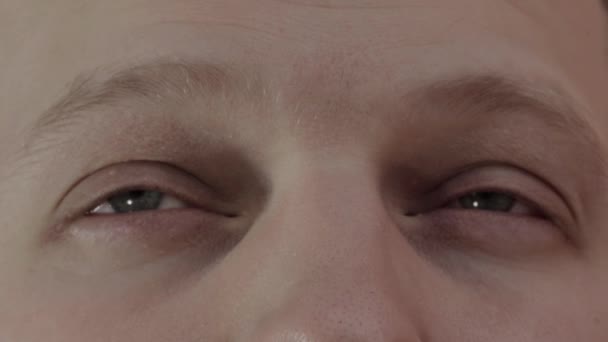 Yeux somnolents chez un homme, fatigue. Yeux humains avant de dormir, macro — Video